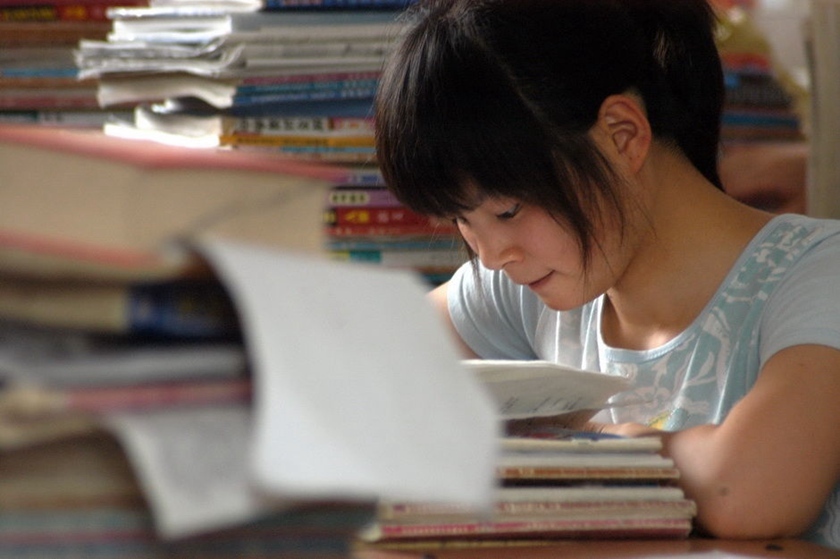 2007年5月21日，安徽省亳州市二中的一名高三学生在教室内复习功课，备战高考。2007年安徽省普通高考报名总人数为56.4万，比2006年增加10万人。