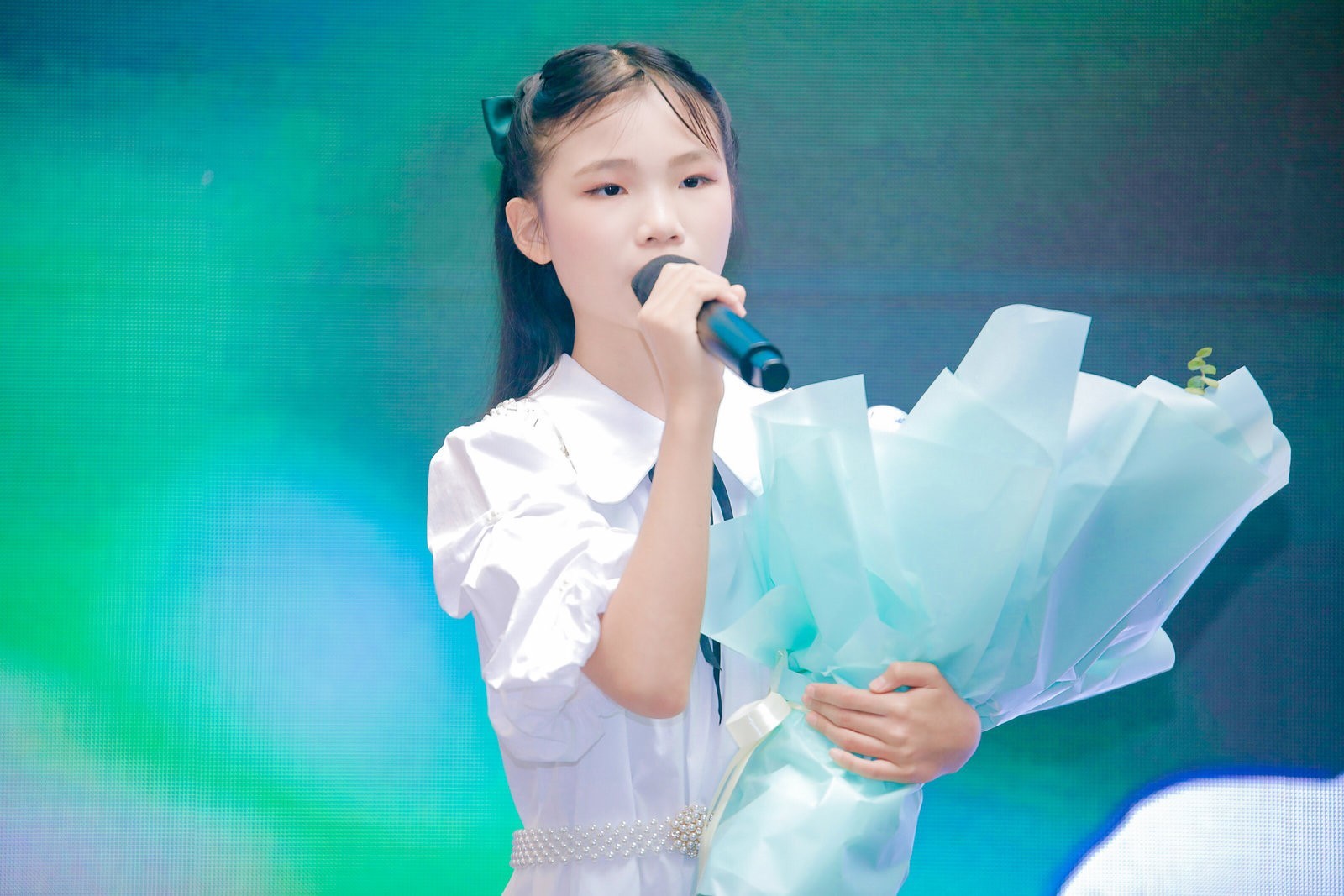 12岁广州女孩赵孜菡出专辑歌唱白衣战士
