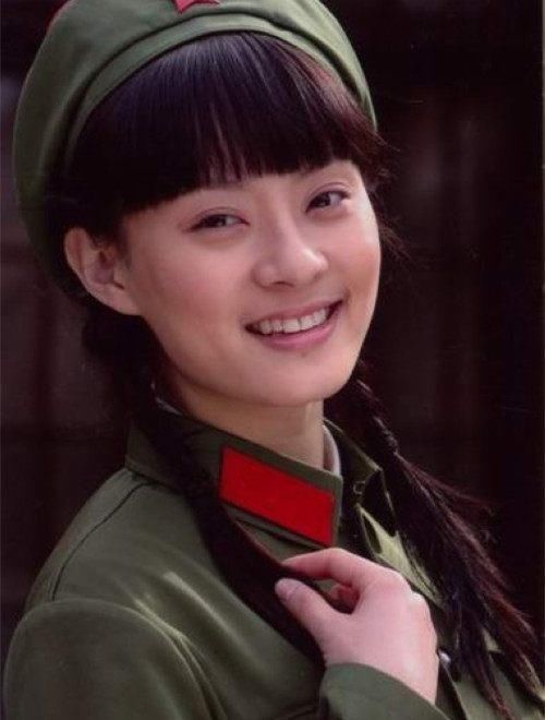 众女星军装照:热巴秀气,杨幂漂亮,看到赵丽颖憋