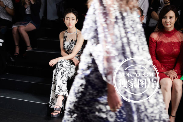焦俊艳秀肩秀腹肌 大闹纽约tadashi shoji