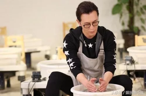 李咏剪掉了几十年长发,新造型太帅气 李咏剪掉了几十年长发,新造型太帅气