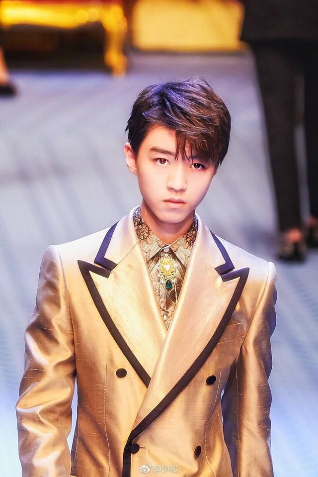 王俊凯2018米兰时装周再走秀,和男模站一起才