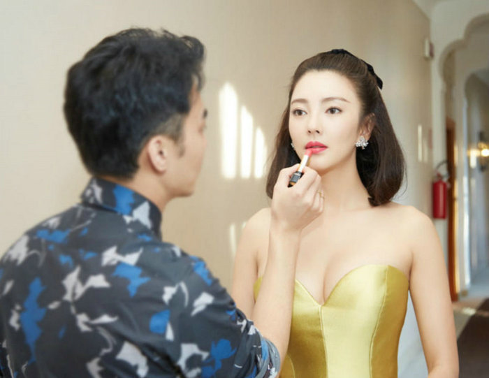 金色战衣！张雨绮曝威尼斯红毯造型性感霸气