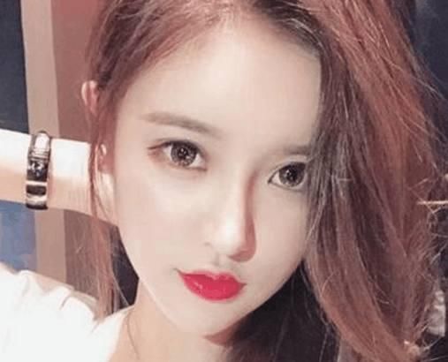 王思聪现身上海歌厅,公开紧搂女伴,网友:整的都