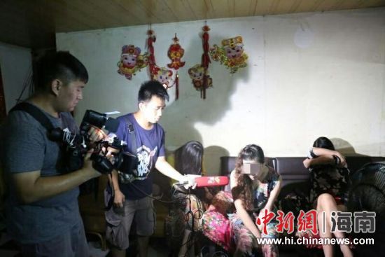 图为媒体记者随队采访报导。