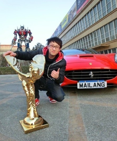 黄金劳斯莱斯车标
据说，国内有一富二代为了给自己庆生花500万人民币定制了纯金劳斯莱斯车标。