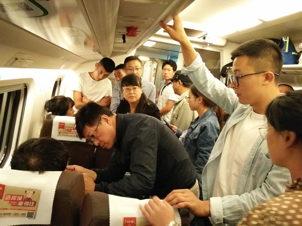 “患者看上去有50多岁，我们先给他松开了腰带，这样有利于血液循环，期间又给他的两个穴位扎了3针。”