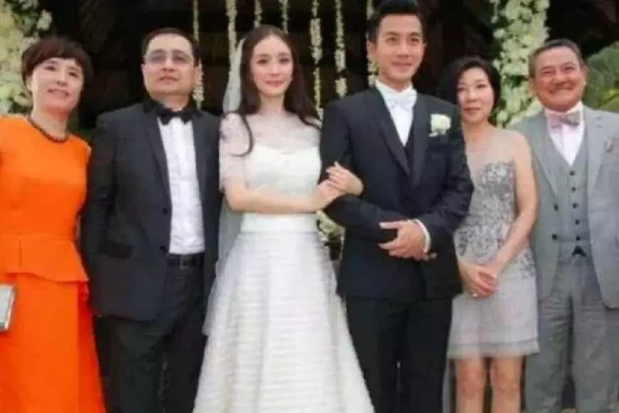 明星与家人合影,赵丽颖弟弟颜值高杨幂家人稳