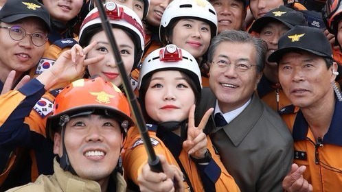 韩国总统文在寅兑现竞选承诺 明年4月起将消防员纳入国家编制