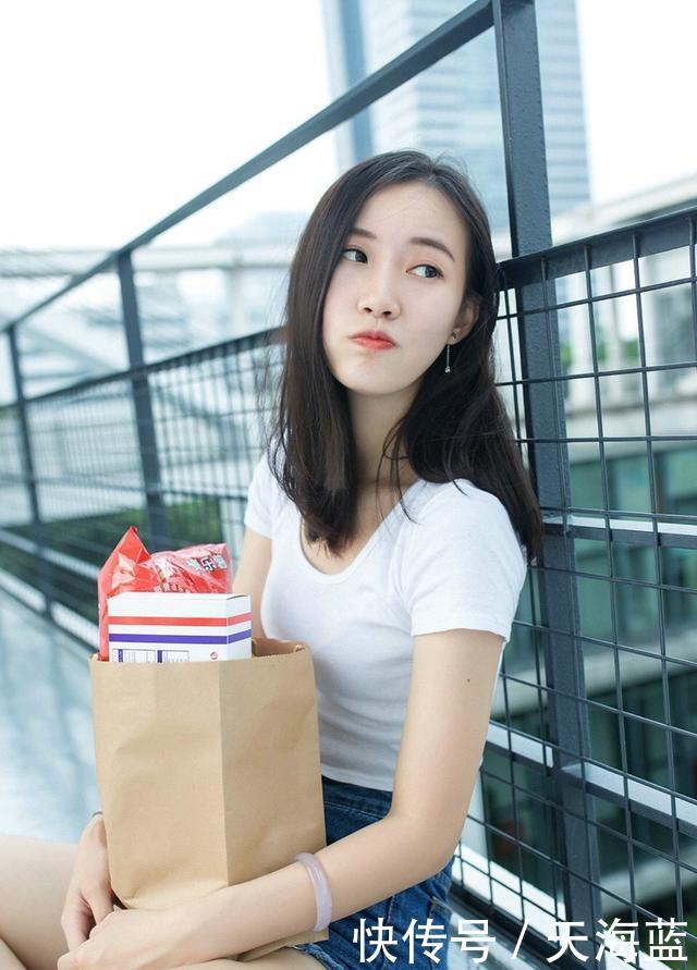 路人街拍,小姐姐白色T恤加牛仔短裤,很有青春