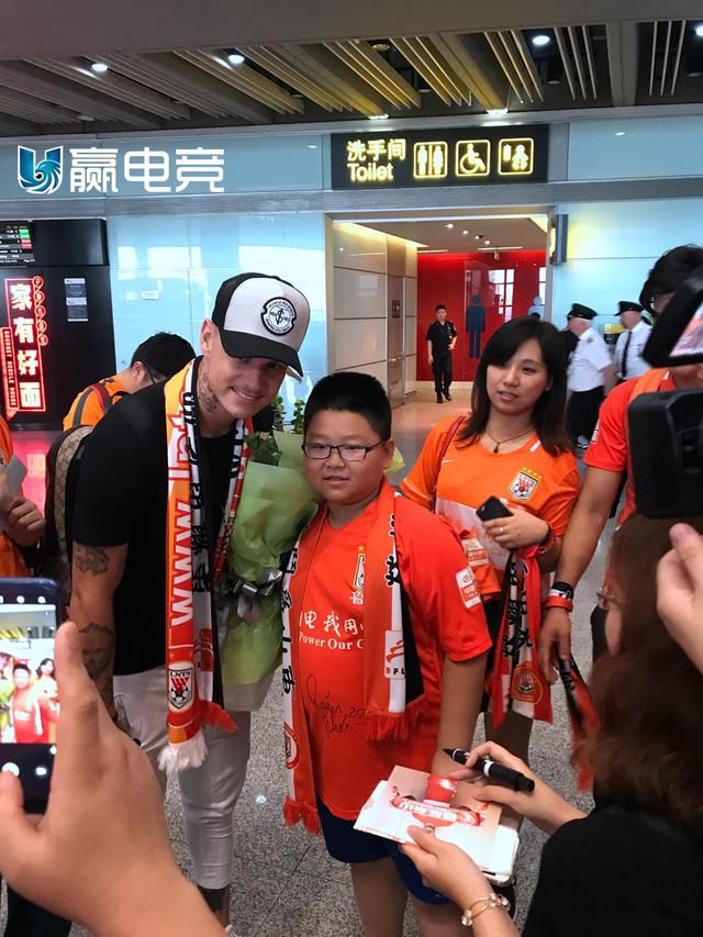 鲁能外援格德斯抵达,球迷接站横幅霸气,缺战亚