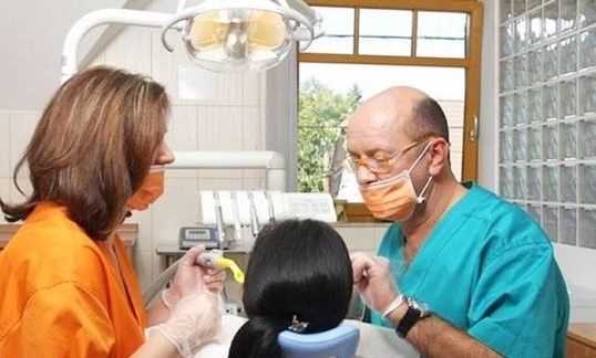 美国年薪工资最高的六种职业 外科操刀医生能