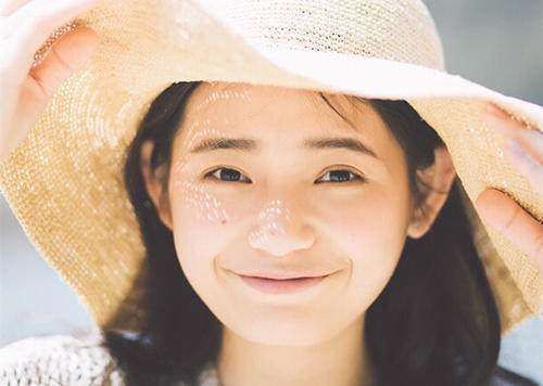 女生有这4个特征,天生自带娃娃脸!尤其第4个,你