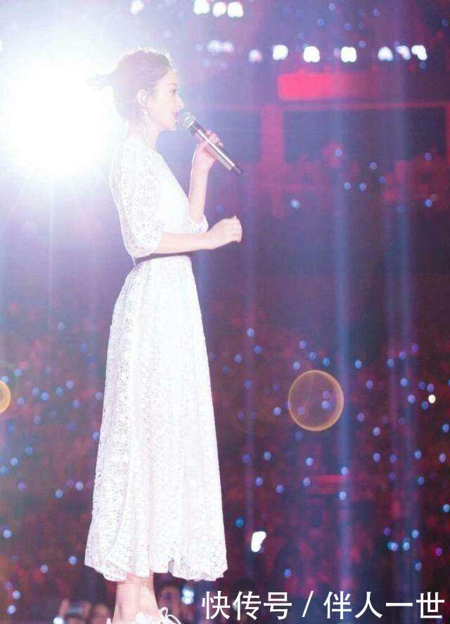 赵丽颖跨年演唱会穿蕾丝居然配球鞋, 网友: 把迪