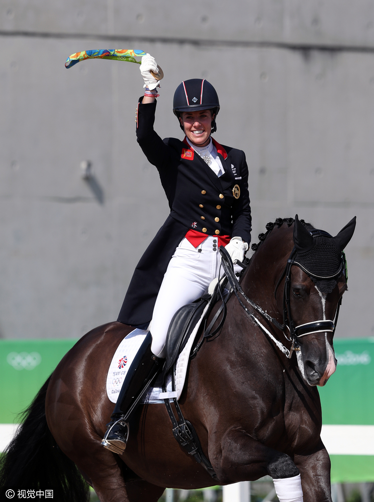 组图-个人盛装舞步英女将卫冕 马上英姿飒爽