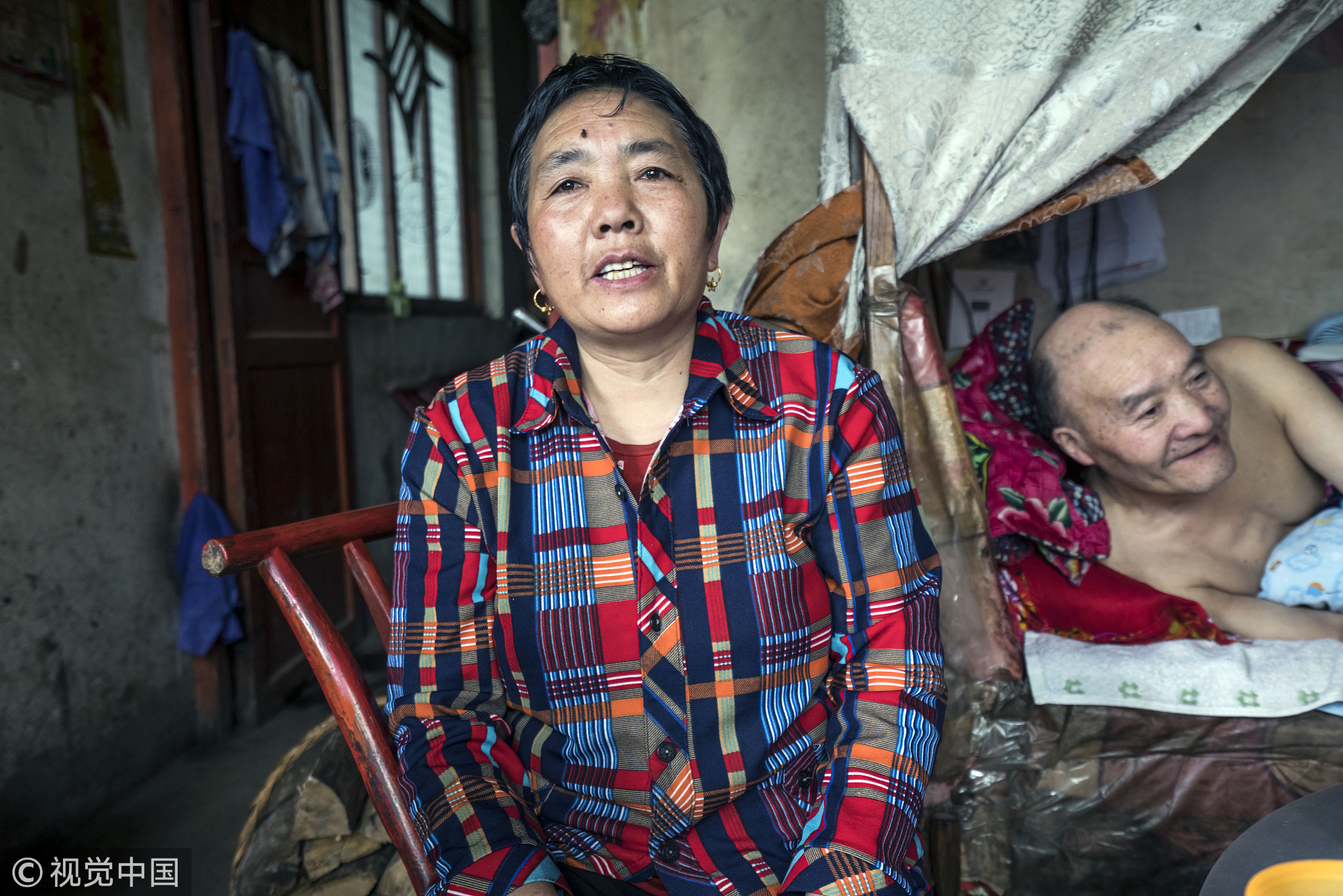 一年一度的恩施土家“女儿会”又要到来了，谢林玉、徐春阶和摄影师谈起往事，依然是那样的平静，作者也感受到他们一家人朴素的爱，这种平实无华的爱，给他们的生活带来无法言说的祥和与充实。