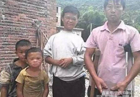 三年前因为长得像马云走红的范小勤,网友:这孩