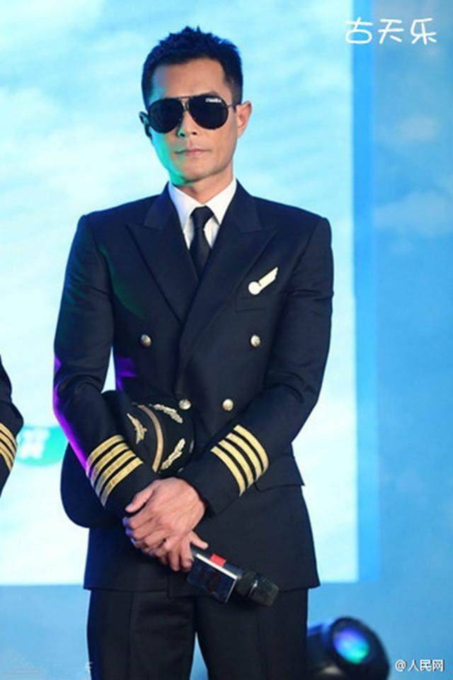 同样穿机长制服,胡歌帅气,吴亦凡冷峻,只有他被网友一致痛骂