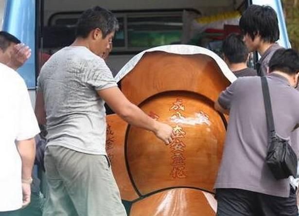 著名影星成奎安墓地现状,棺木价值百万墓地,任