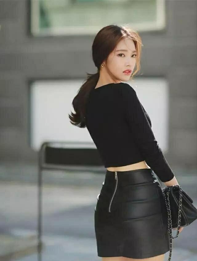 街拍小姐姐黑皮裙秀身材, 大长腿彰显魅力, 侧开