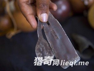 小孩被切割时，被蒙住双眼，没有麻醉药，伤口用漂白剂撒上，用凡士林涂抹，往往这样会有很多的并发症出现，贫血，失血过多，败血症，外阴炎症，不孕，异常疤痕和同房恐惧症。