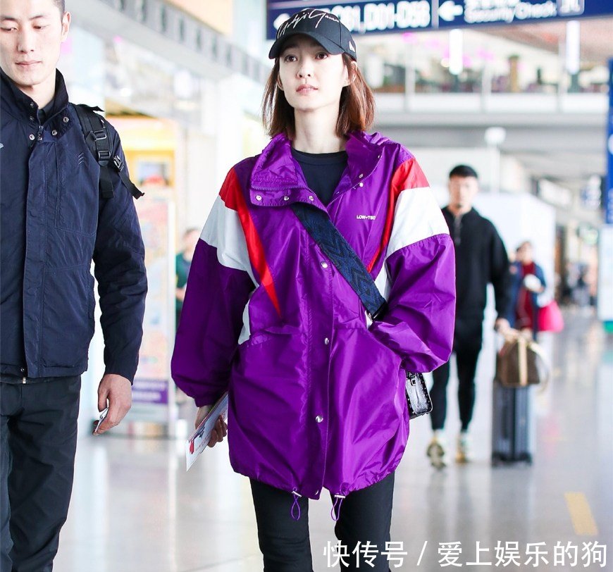 33岁王丽坤与40岁海清,机场撞衫外套,真有7岁