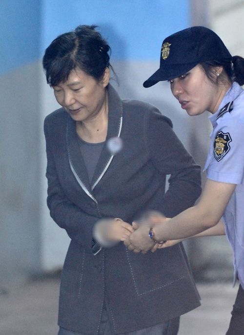 朴槿惠狱警搀扶下出庭受审 神情放松再露微笑