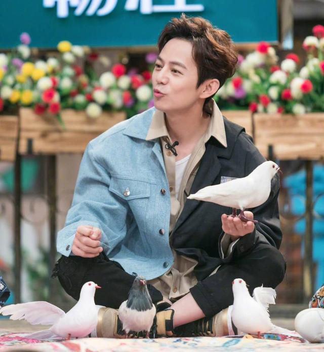 范丞丞撞衫何炅竟输了,只因行程太满累到眼睛