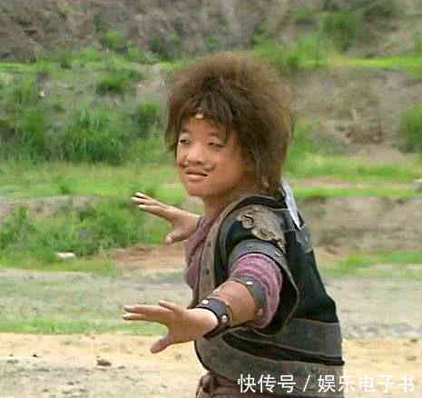 他5岁父亲离世,母亲嫌他又丑又矮离开他,却被