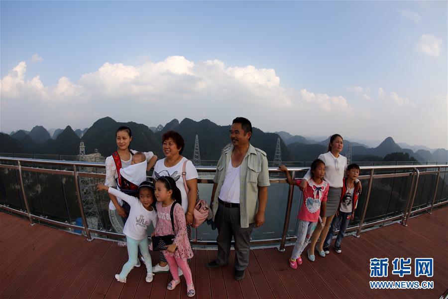 9月24日，游人在FAST观景平台上留影。新华社记者 金立旺摄