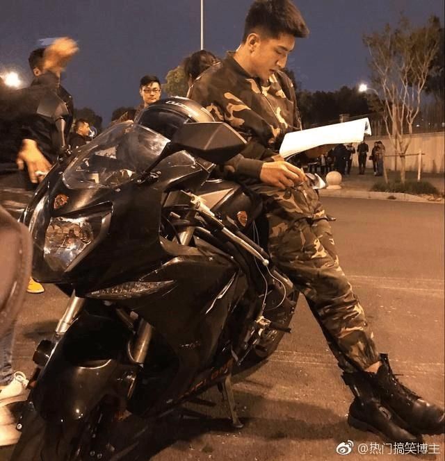 男星骑摩托车,没有最帅只有更帅,胡歌靳东李易