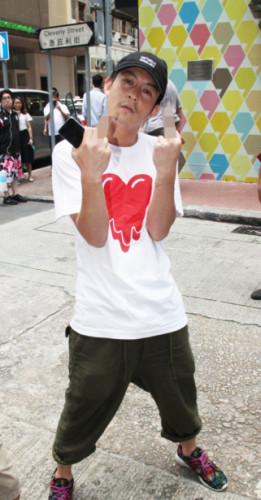 而在陈冠希骂人史上分量最重的一笔当属与记者的对峙，甚至都数不清陈老师跟记者大战过多少次了。今年五月低，陈冠希被港媒记者抓拍到与现女友秦舒培出街，而面对记者的询问，陈冠希立即黑脸，反问“你一个月挣多少钱？”并对记者镜头比起中指作出回应。