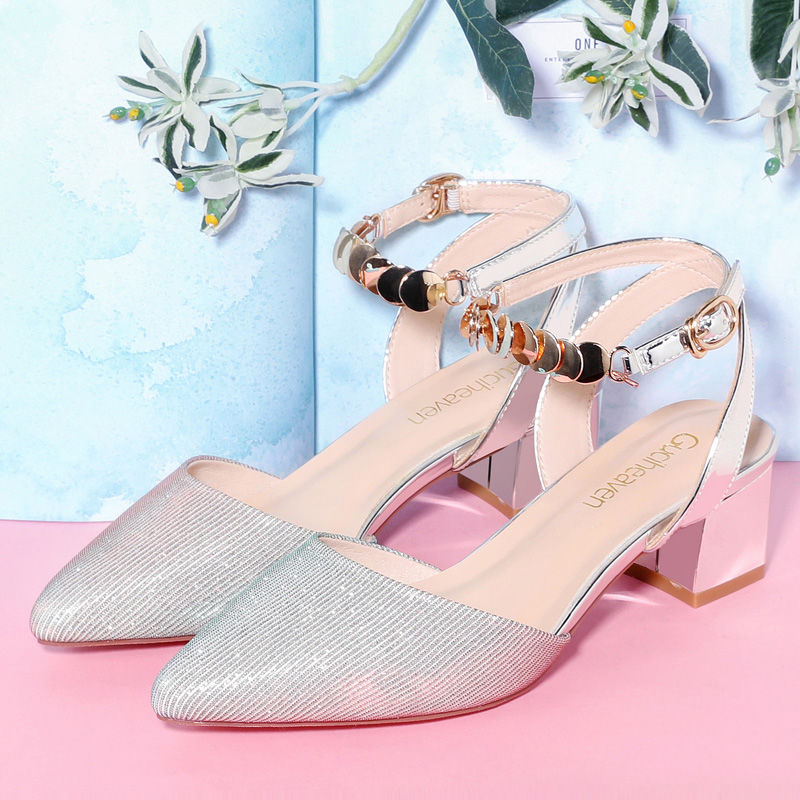 老公看我穿高跟鞋太累,买了双低跟凉鞋,满满心