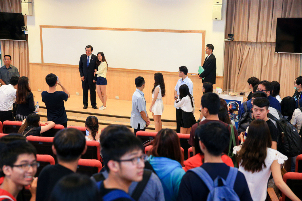 蔡英文声望暴跌 马英九人气回转想合影得排长队