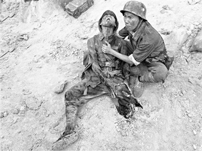 甚至连中文缅甸军用地图都没有，拿到的缅文地图让各个部队的参谋们都很头疼。而且就是这些地图还不是很准确。英军在哪里，日军现在在哪里？补给在哪里，伤员往哪里送，阵地在哪里，中国远征军都不知道。英国人也不告知，第一期入缅作战的远征军就这样迷迷糊糊的就来到了这个充满危险的陌生国度。