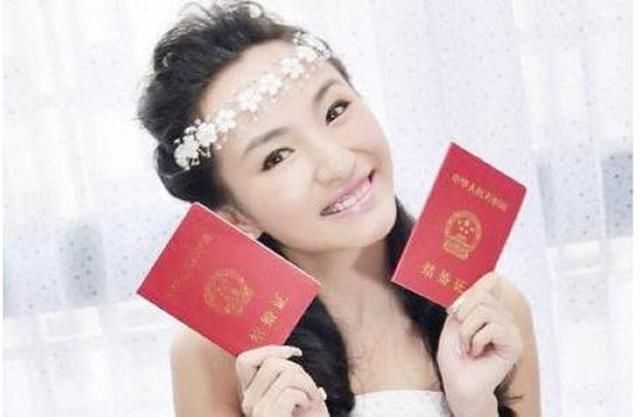 离婚3年朋友婚礼上偶遇前妻,我不敢问候,看到