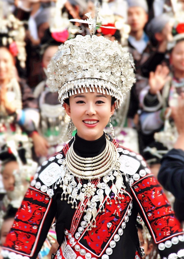 颜丹晨新戏开机 苗服加身演绎绣娘传奇