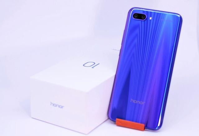 四款极光配色的手机,华为的最贵,最后一款6G运