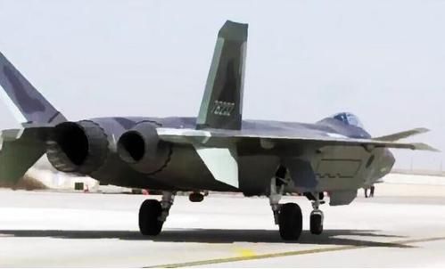 F22和苏35对比,为了更清楚与歼20的差距,航空