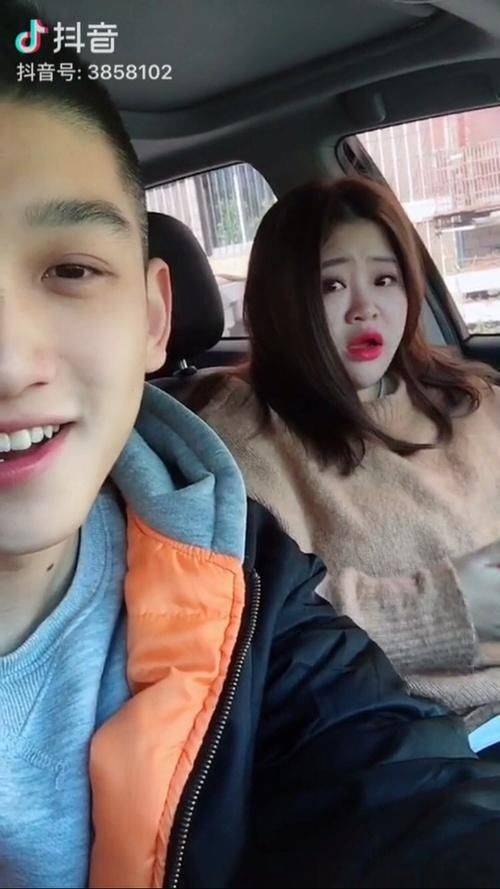 三观被刷新!抖音里的高颜值小哥有个200斤的女