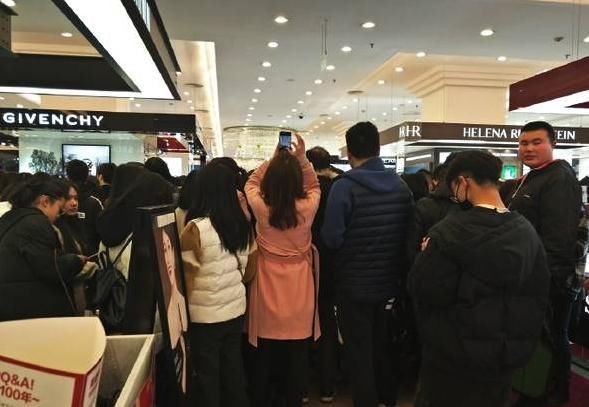 网友偶遇杨幂武汉出席活动 身材好到完爆赵丽颖