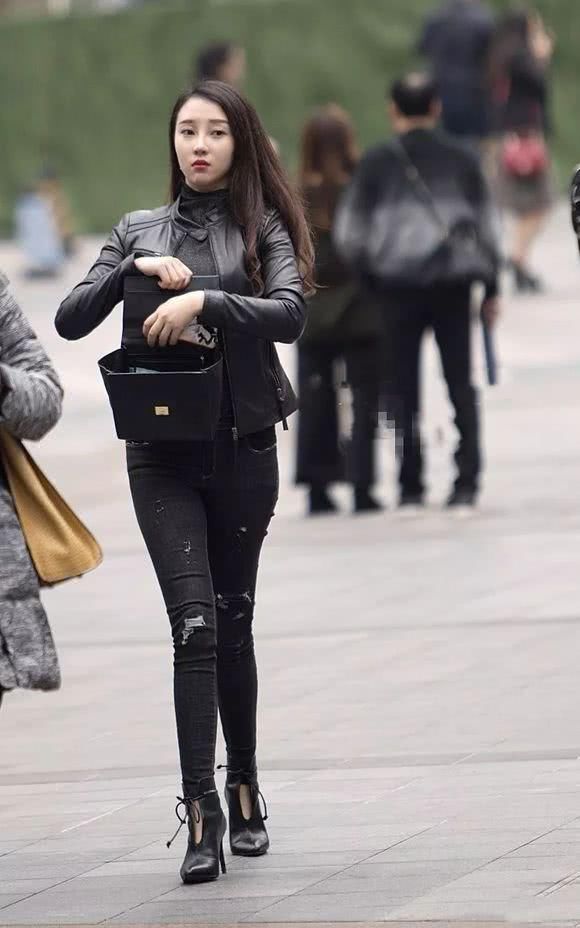 紧身牛仔裤搭配黑色高跟鞋,女朋友穿成这样去