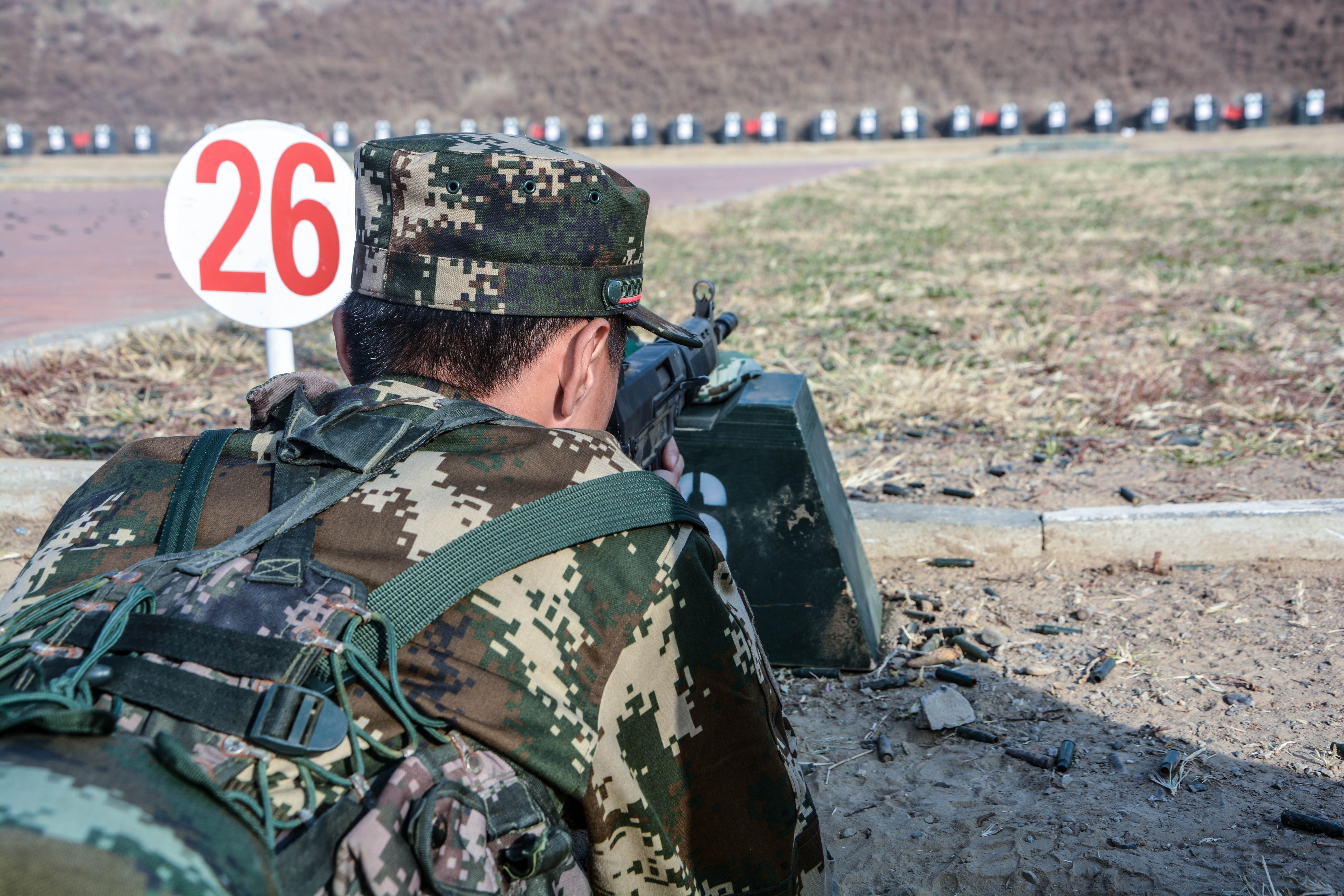 武警北京总队新兵打响新训第一枪 射击场上展荣光