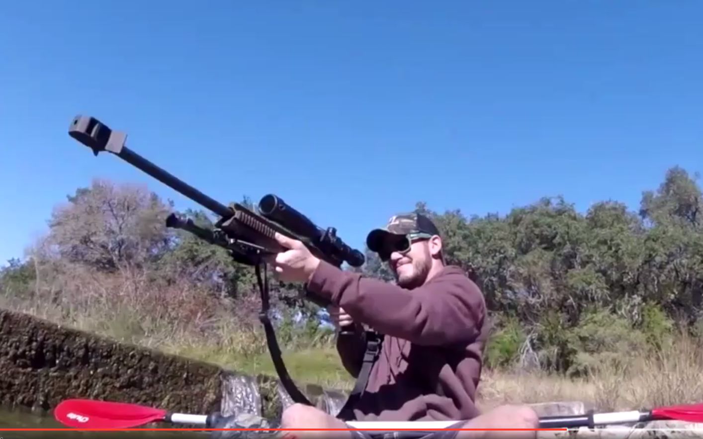 牛顿老师哭死了!老外用巴雷特和AK47后座力划船 牛顿老师哭死了!老外用巴雷特和AK47后座力划船