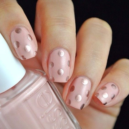 粉色＋波点，两种可爱到爆的元素能够完美化解金属元素的冷硬感哦～而且不会甜得让人腻歪！