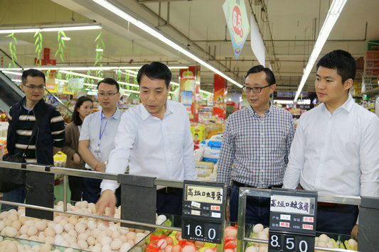 泸州市食药监局副局长徐云刚带队督查合江县创建国家食品安全示范城市