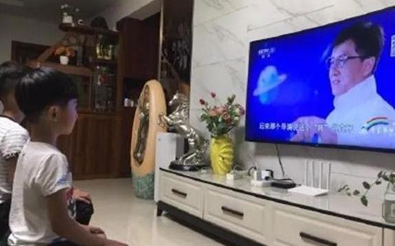 《开学第一课》引热议, 男孩涂眼影、画眼线, 真