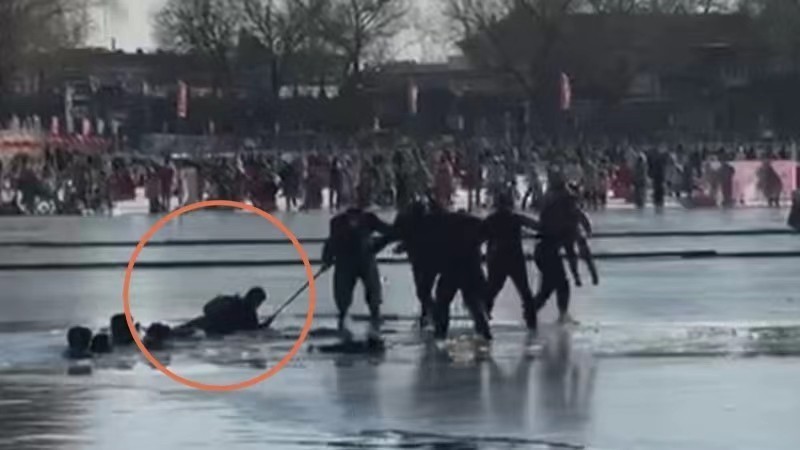 致敬平凡英雄！什刹海男童掉入冰窟 北京市民接力挺身救援！_北京时间