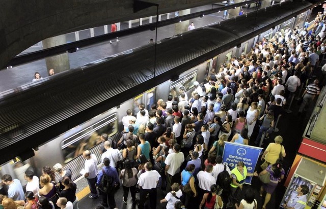 拥挤尽管人口达到了2,000万,但圣保罗城区的地铁轨道长度仅有45英里