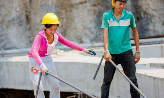 工地上的女人:男女混住毫无秘密 隐私就靠一块布 工地上的女人:男女混住毫无秘密 隐私就靠一块布